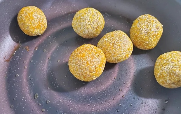 『カボチャのチーズ入りごま団子』を作る写真（撮影：エニママ）