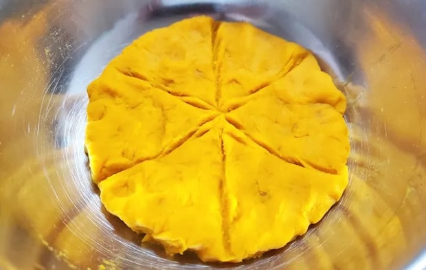 『カボチャのチーズ入りごま団子』を作る写真（撮影：エニママ）