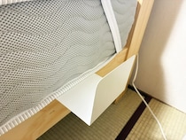 マットレスの下にブックエンドを差し込むと？　完成した『簡易棚』に「発想の勝利！」