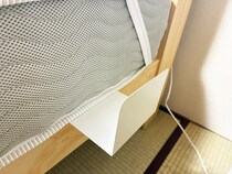 マットレスの下にブックエンドを差し込むと？　完成した『簡易棚』に「発想の勝利！」