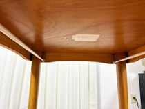 テーブル下に『つっぱり棒』をセット　目からウロコの収納ワザに「早く知りたかった」