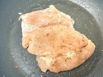 味にびっくり！　海外で人気の『うま味調味料』を試してみたら…？「ラーメンによく合う」「ピザにもパスタにも」