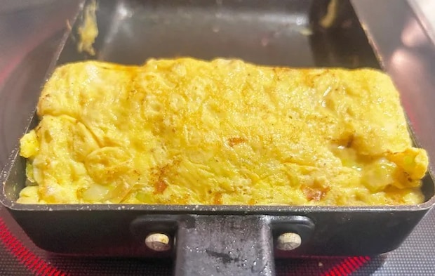 『玉子焼き器でとんぺい焼き』を作る写真（撮影：エニママ）