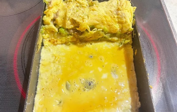 『玉子焼き器でとんぺい焼き』を作る写真（撮影：エニママ）