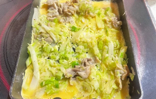 『玉子焼き器でとんぺい焼き』を作る写真（撮影：エニママ）