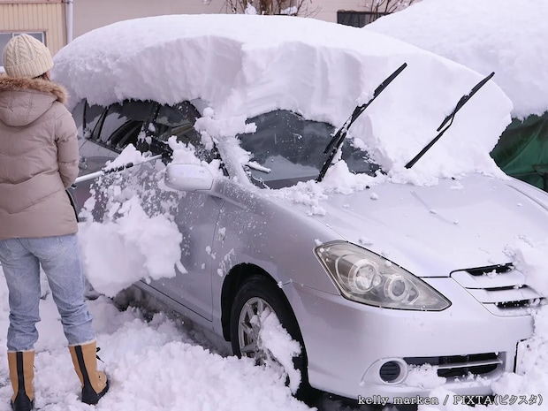 面倒でもやらなきゃダメ! 車の屋根に雪が積もった時は…?