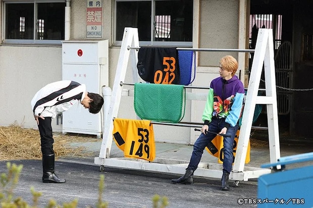 『ザ・ロイヤルファミリー』に出演する高杉真宙さんが写る場面写真