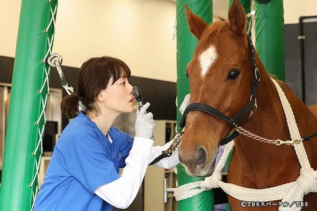『ザ・ロイヤルファミリー』に出演する市川実日子さんが写る場面写真