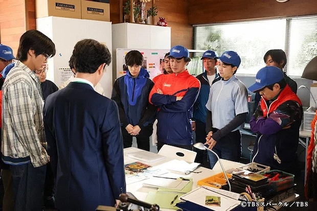 『ザ・ロイヤルファミリー』に出演する妻夫木聡さんと安藤政信さんが写る場面写真