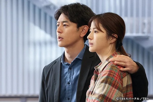 『ザ・ロイヤルファミリー』に出演する妻夫木聡さんと松本若菜さんが写る場面写真