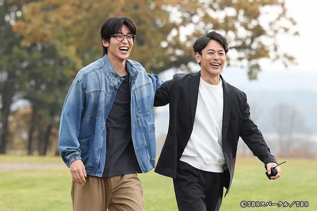 『ザ・ロイヤルファミリー』に出演する妻夫木聡さんと目黒蓮さんが写る場面写真