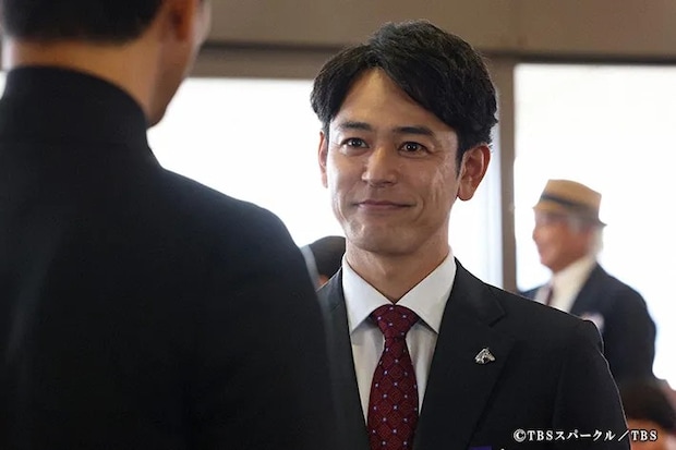 『ザ・ロイヤルファミリー』に出演する妻夫木聡さんが写る場面写真