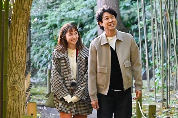 『ちょっとだけエスパー』に出演する大泉洋さんと宮﨑あおいさんが写る場面写真