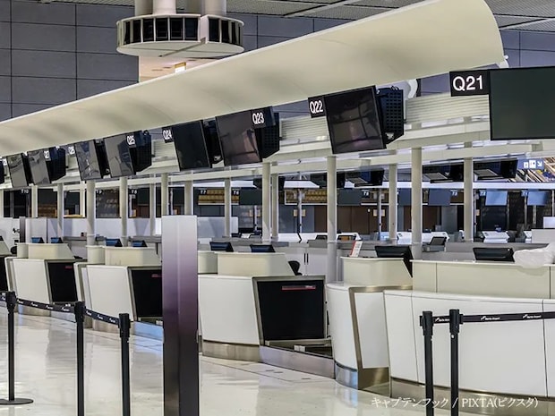 空港のチェックインカウンター