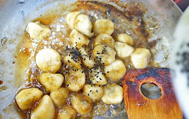 『大学バナナ』を作る写真（撮影：エニママ）