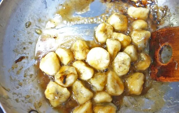 『大学バナナ』を作る写真（撮影：エニママ）