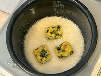 炊飯前に『卵スープ』を入れてみて！　おにぎりにもぴったりな“味しみチャーハン”の作り方