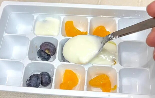 製氷皿にヨーグルトを入れる写真（撮影：キジカク）