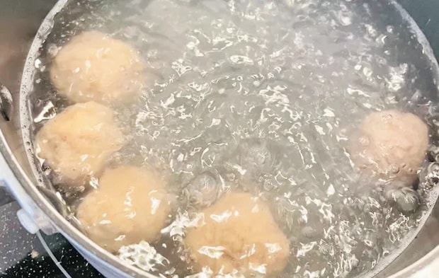 『そば団子』を作る写真（撮影：エニママ）