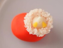 靴下の中に入ったのは？　和菓子職人の『クリスマス練り切り』に「発想が素敵」「子供が喜ぶ」