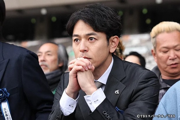 『ザ・ロイヤルファミリー』に出演する妻夫木聡さんが写る場面写真