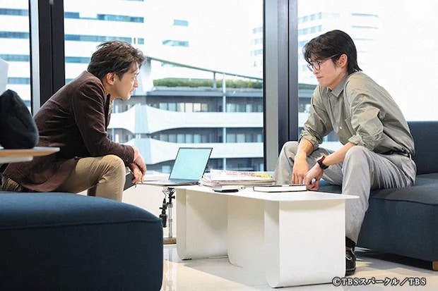 『ザ・ロイヤルファミリー』に出演する津田健次郎さんと目黒蓮さんが写る場面写真