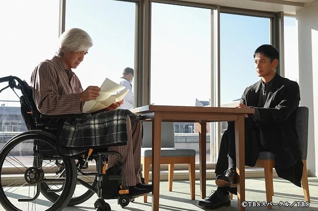 『ザ・ロイヤルファミリー』に出演する沢村一樹さんと佐藤浩市さんが写る場面写真