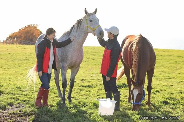 『ザ・ロイヤルファミリー』に出演する妻夫木聡さんと松本若菜さんが写る場面写真