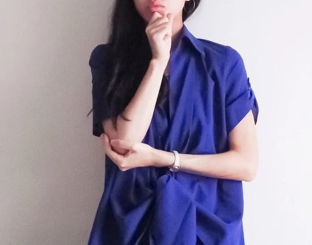 考え込んでいる女性