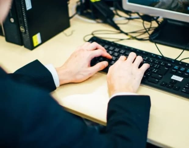 キーボードを操作している人