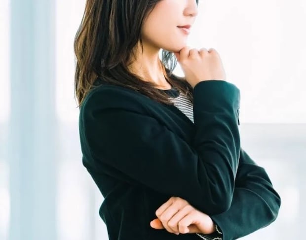 考え込んでいる女性