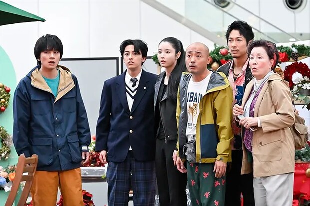 『ちょっとだけエスパー』に出演する北村匠海さんと高畑淳子さんが写る場面写真