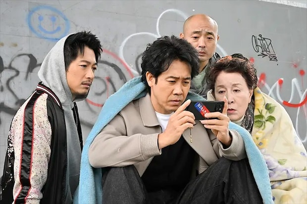 『ちょっとだけエスパー』に出演する大泉洋さんとディーン・フジオカさんなど4人が写る場面写真