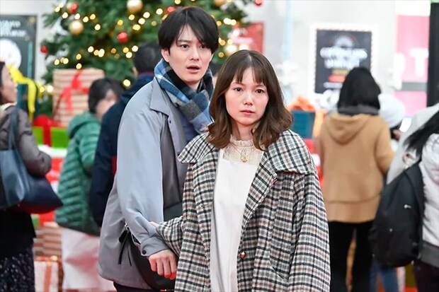 『ちょっとだけエスパー』に出演する宮﨑あおいさんと岡田将生さんが写る場面写真