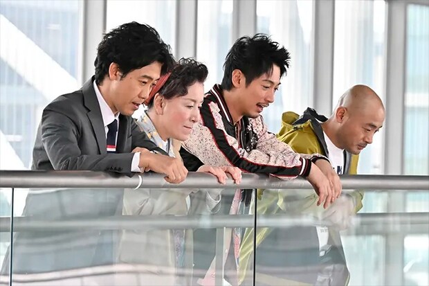 『ちょっとだけエスパー』に出演する大泉洋さんとディーン・フジオカさんなど4人が写る場面写真