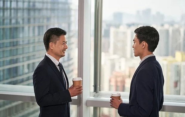 ドリンクを持つビジネスマンの写真