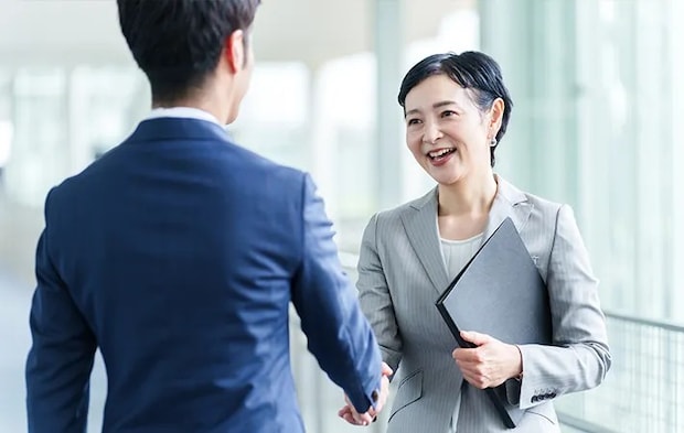 握手をするビジネスマンの写真