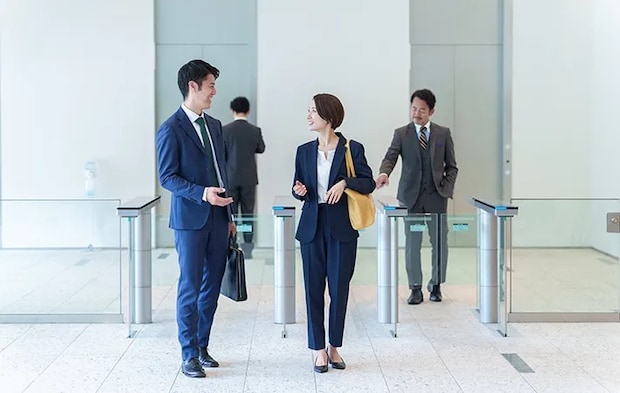 退勤するビジネスマンの写真