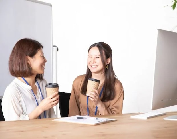 オフィスで談笑する2人の女性