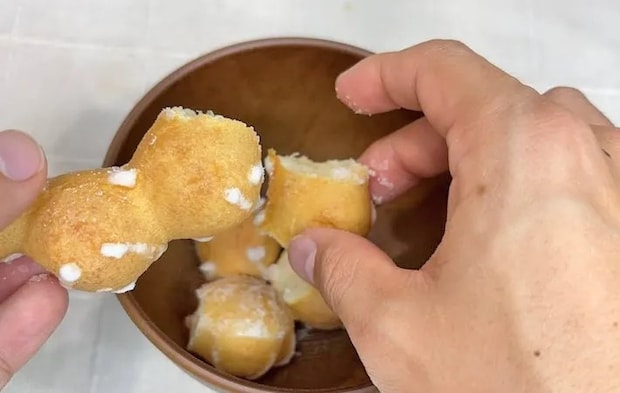 『ポン・デ・リングあずきバーぜんざい』を作る写真（撮影：キジカク）