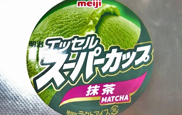 『明治 エッセル スーパーカップ 抹茶』の写真（撮影：エニママ）