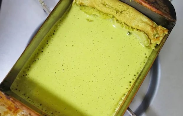 『抹茶バウムクーヘン門松』を作る写真（撮影：エニママ）