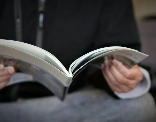 雑誌を眺めている人