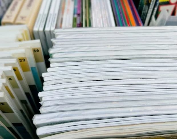 本棚に入れられた雑誌