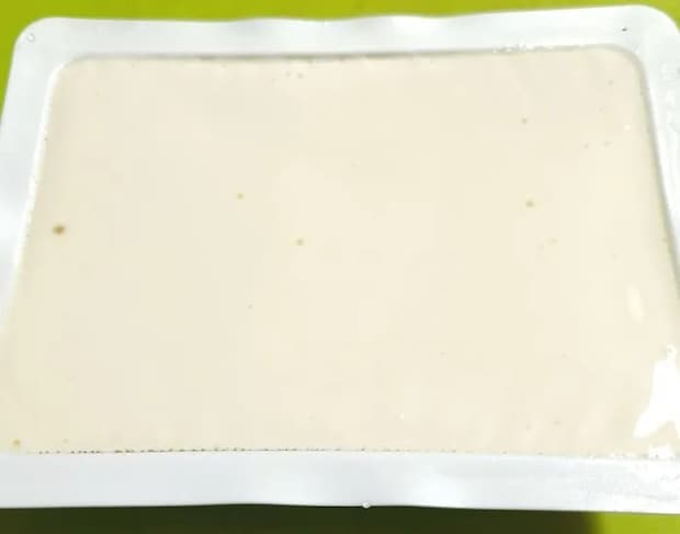 重ねられた豆腐のパック