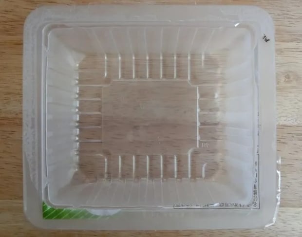 フィルムが縁に残った豆腐パック