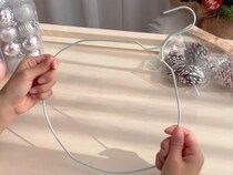 100均のハンガーを丸く曲げて…　手作りリースのアイディアに「これはかわいい！」