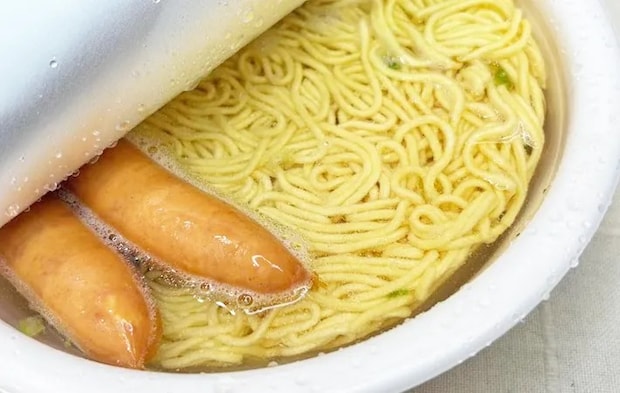 『ウインナー入りカップ焼きそば』を作る写真（撮影：キジカク