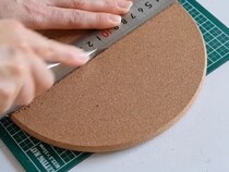 ダイソーのコルク鍋敷、まさかの使い道が？　オシャレに大変身した姿に「すごすぎる」「挑戦してみたい」