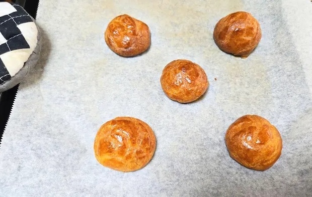 『ホットケーキミックスでシュークリーム』を作る写真（撮影：キジカク）